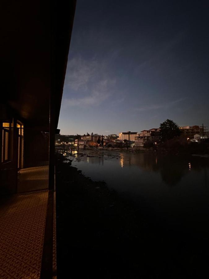 Apartment Riverside Kutaisi Bagian luar foto
