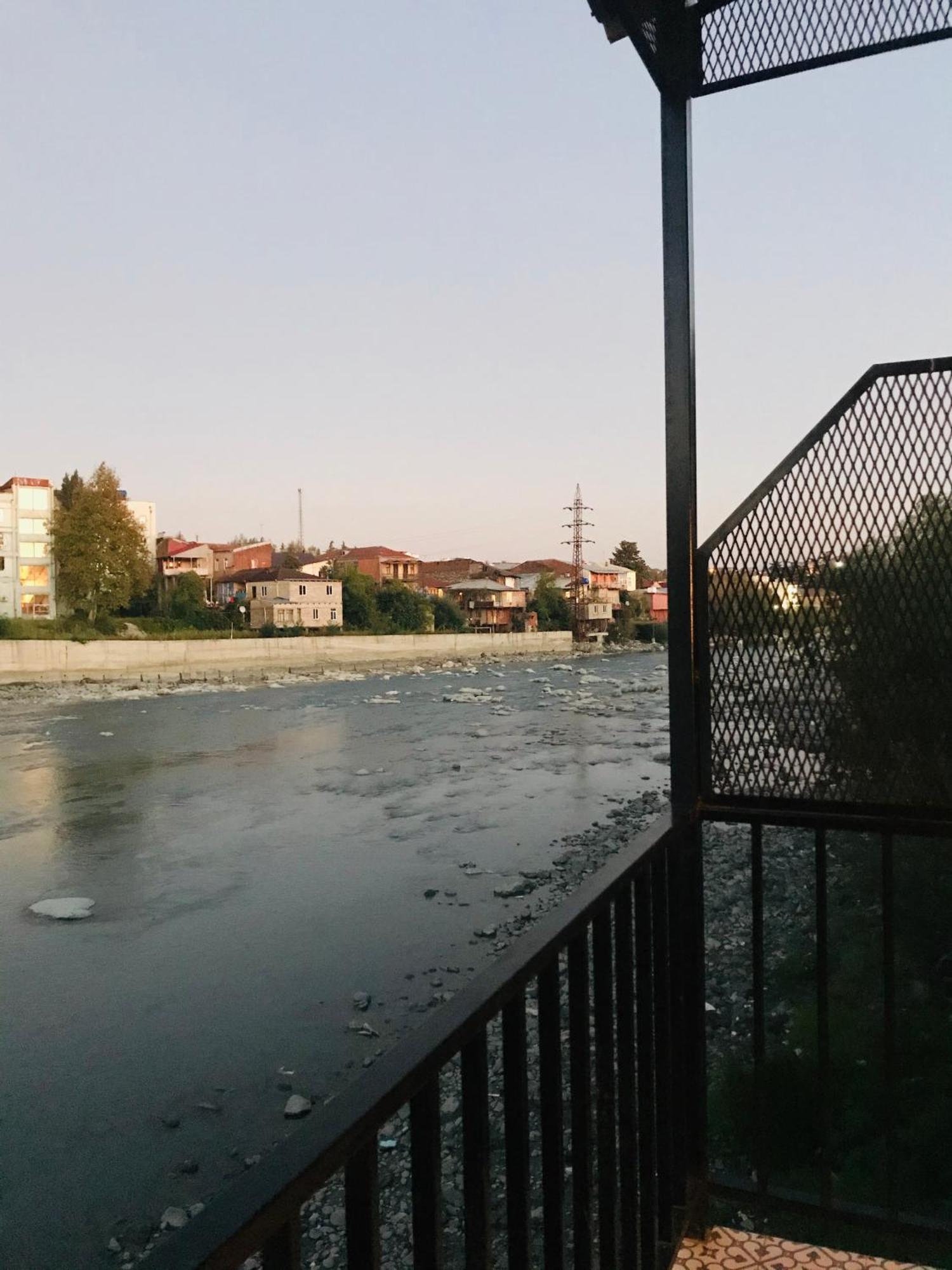 Apartment Riverside Kutaisi Bagian luar foto